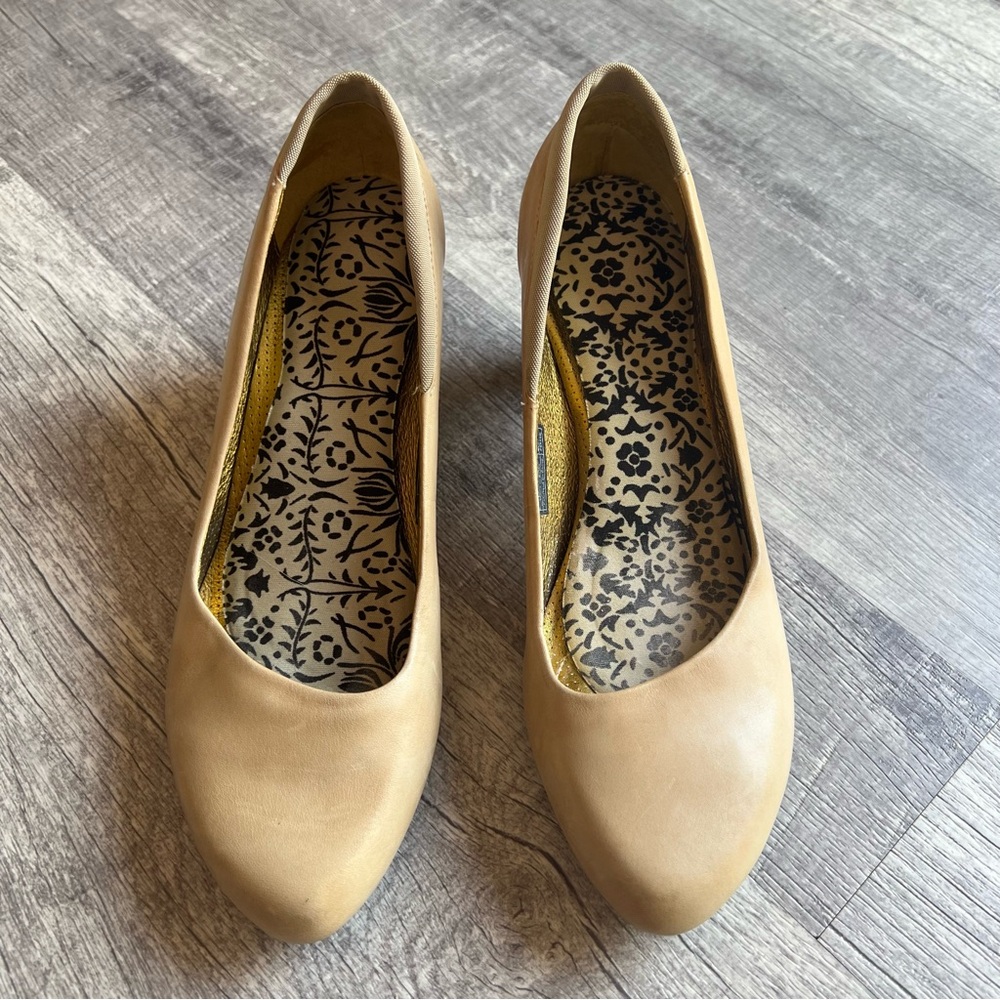 Tsubo Elegant Tan Women's Shoes Hells Size 9